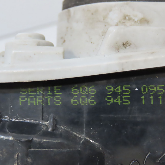 Feu arrière gauche occasion VOLKSWAGEN POLO IV Phase 1 01-2002->05-2005 1.2 65ch 6Q6945095G 4