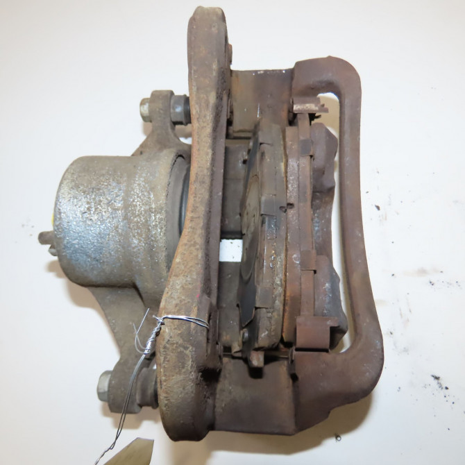 Etrier de frein avant droit occasion  581902YA50 2