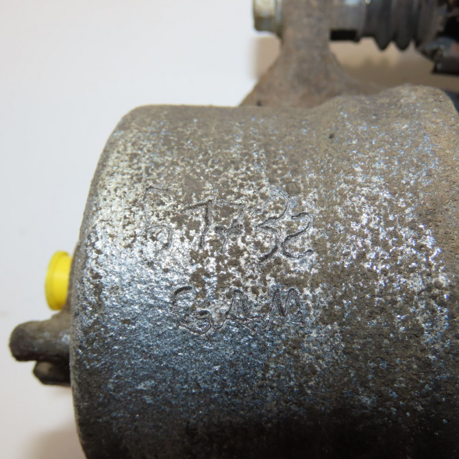 Etrier de frein avant droit occasion  581902YA50 3