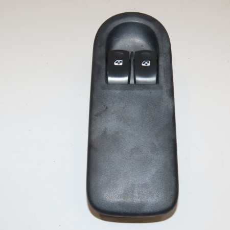 Commande lève-glace porte avant gauche occasion RENAULT CLIO III Phase 1 09-2005->03-2009 1.5 DCI 70ch 8200214943