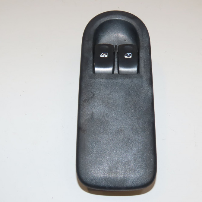 Commande lève-glace porte avant gauche occasion RENAULT CLIO III Phase 1 09-2005->03-2009 1.5 DCI 70ch 8200214943 1