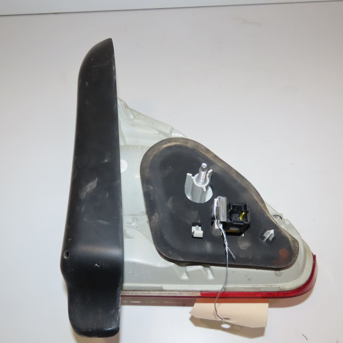 Feu arrière intérieur droit occasion PEUGEOT 2008 Phase 1 01-2013->... 1.2i PURETECH 110ch 9678074580 2