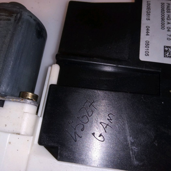 Mecanisme + moteur lève-glace avant droit occasion CITROEN C4 I Phase 1 11-2004->07-2008 1.6i 16v 9222V0 3