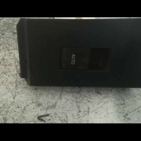 Commande leve-glace porte arrière gauche occasion TOYOTA AURIS II Phase 2 06-2015->... 1.8i 136ch 8481002140