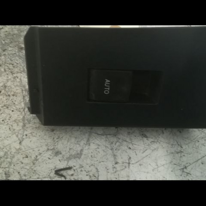 Commande leve-glace porte arrière gauche occasion TOYOTA AURIS II Phase 2 06-2015->... 1.8i 136ch 8481002140 1