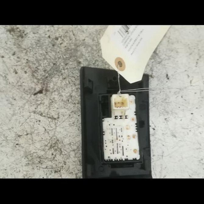 Commande leve-glace porte arrière gauche occasion TOYOTA AURIS II Phase 2 06-2015->... 1.8i 136ch 8481002140 2