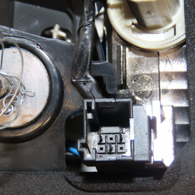 Feu arrière interieur gauche occasion PEUGEOT 3008 II Phase 1 04-1995->04-1999 1.2i 130ch 9810477880 3