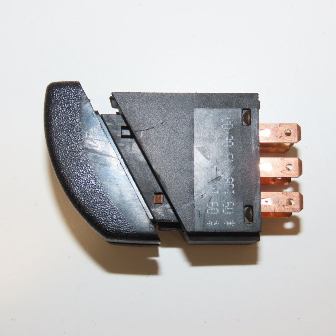 Bouton de warning occasion OPEL CORSA II Phase 2 04-1997->10-2000 1.0i 12v 55ch 9138045 2