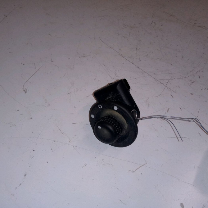 Commande rétroviseurs extérieures électriques occasion RENAULT TWINGO III Phase 1 06-2014->... 0.9 TCE 12v 90ch 255704649R 1