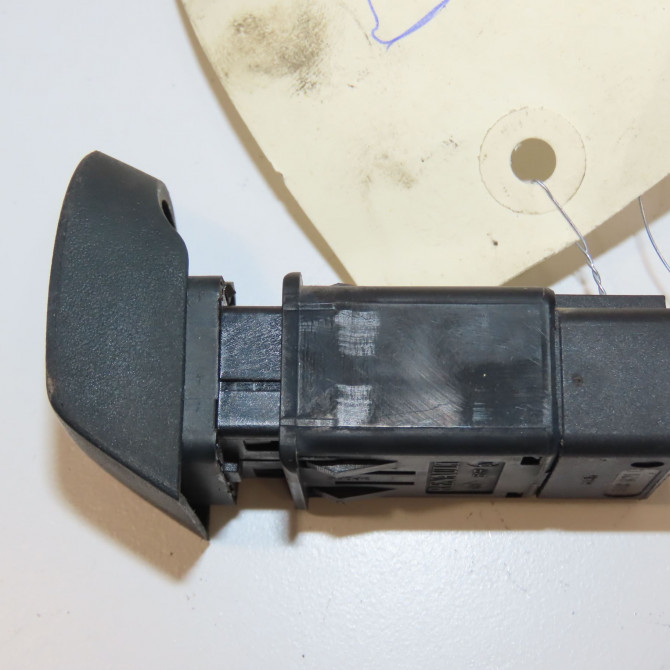 Bouton de warning occasion RENAULT KANGOO I Phase 1 09-1997->06-2003 1.9 D 65ch 320050701R 3
