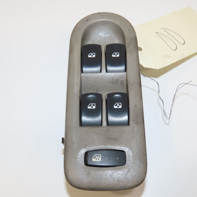 Commande lève-glace porte avant gauche occasion RENAULT CLIO III Phase 1 09-2005->03-2009 1.5 DCI 70ch 8200214945 1