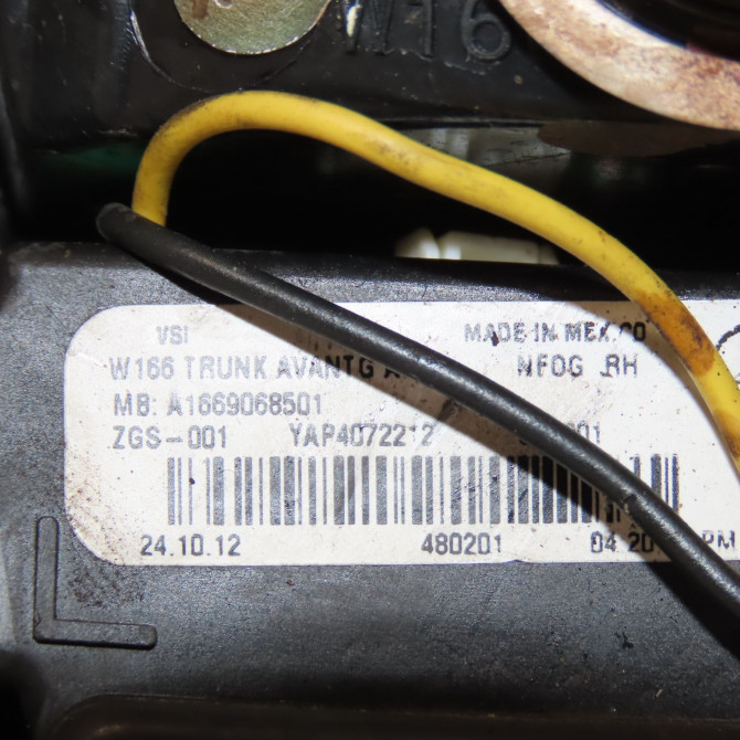 Feu arrière intérieur droit occasion MERCEDES CLASSE ML II phase 2 09-2008->06-2011 1669068501 4