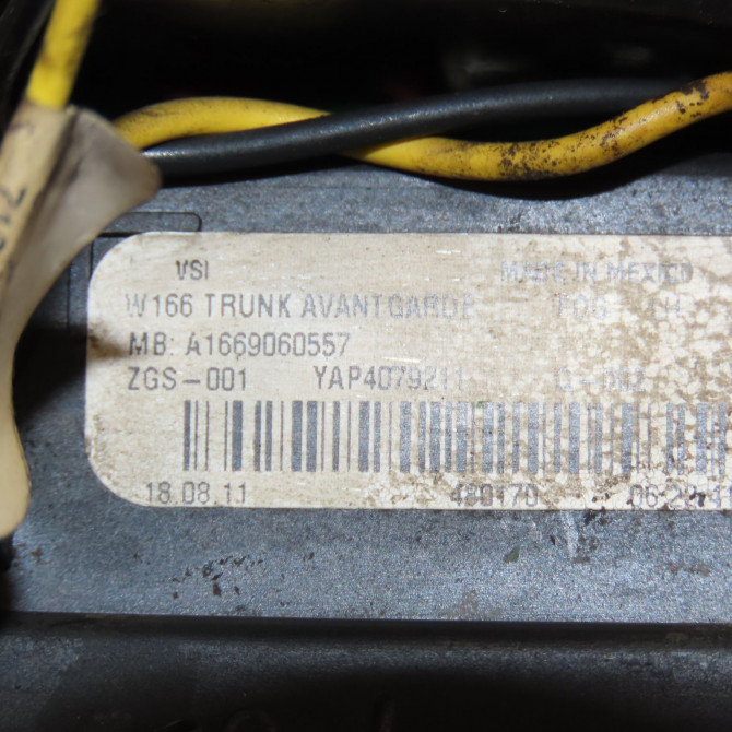 Feu arrière interieur gauche occasion MERCEDES CLASSE ML II phase 2 09-2008->06-2011 1669064101 4