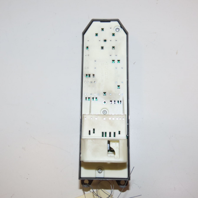 Commande lève-glace porte avant gauche occasion TOYOTA YARIS III Phase 2 06-2014->... 1.5i 100ch hybride 8482002320 2