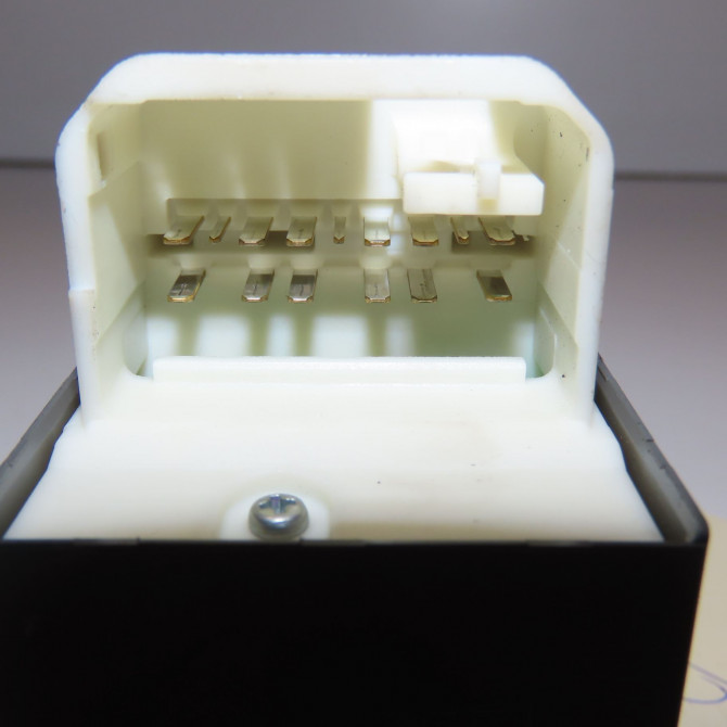 Commande lève-glace porte avant gauche occasion TOYOTA YARIS III Phase 2 06-2014->... 1.5i 100ch hybride 8482002320 3