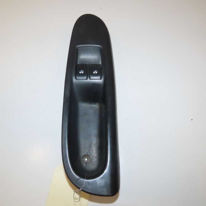 Commande lève-glace porte avant gauche occasion RENAULT CLIO CAMPUS II Phase 1 07-2006->07-2009 1.5 DCI 70ch 8200060045 1