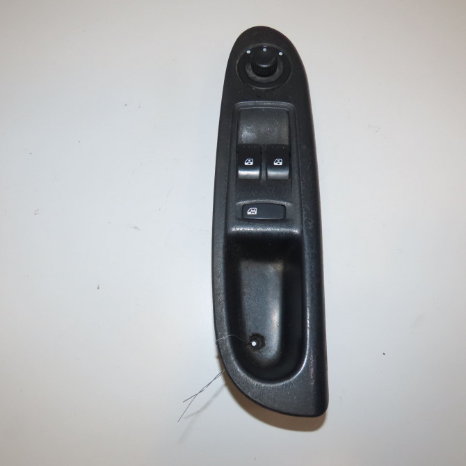 Commande lève-glace porte avant gauche occasion RENAULT CLIO II Phase 2 06-2001->07-2006 1.5 DCI 80ch 8200060045 1