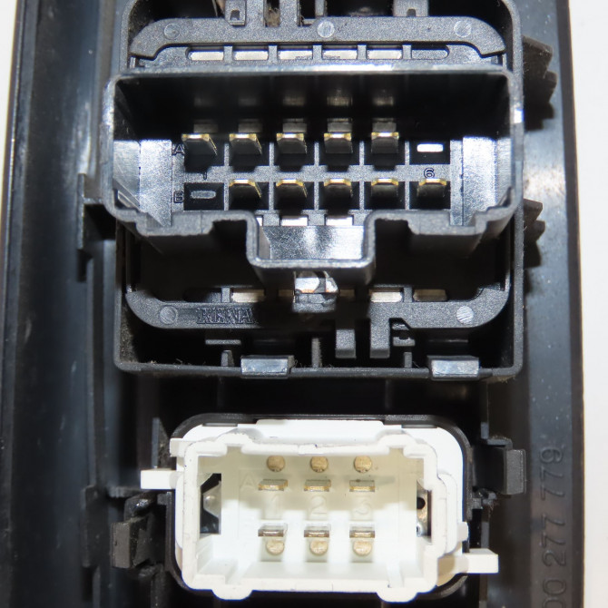 Commande lève-glace porte avant gauche occasion RENAULT CLIO II Phase 2 06-2001->07-2006 1.5 DCI 80ch 8200060045 3