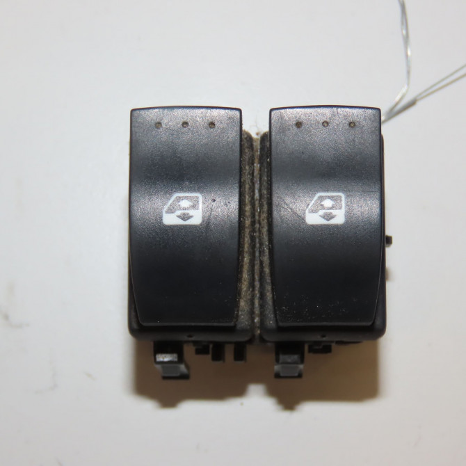 Commande leve-glace porte arrière droite occasion RENAULT CLIO II Phase 2 06-2001->07-2006 1.5 DCI 80ch 8200060045 1