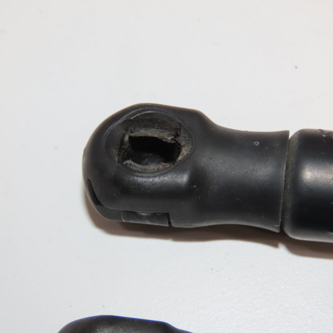 Verin droit hayon occasion RENAULT MEGANE II Phase 2 01-2006->06-2009 1.6i 16v 110ch 8200051750 3