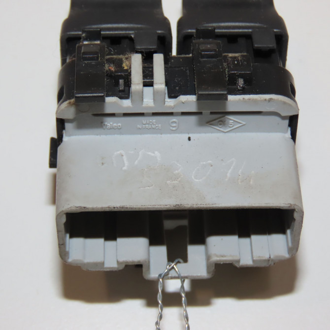 Commande lève-glace porte avant gauche occasion RENAULT TWINGO II Phase 1 06-2007->11-2011 1.2i 16v 75ch 8200214939 3