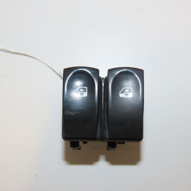 Commande lève-glace porte avant gauche occasion RENAULT TWINGO II Phase 1 06-2007->11-2011 1.2i 60ch 8200214939 1