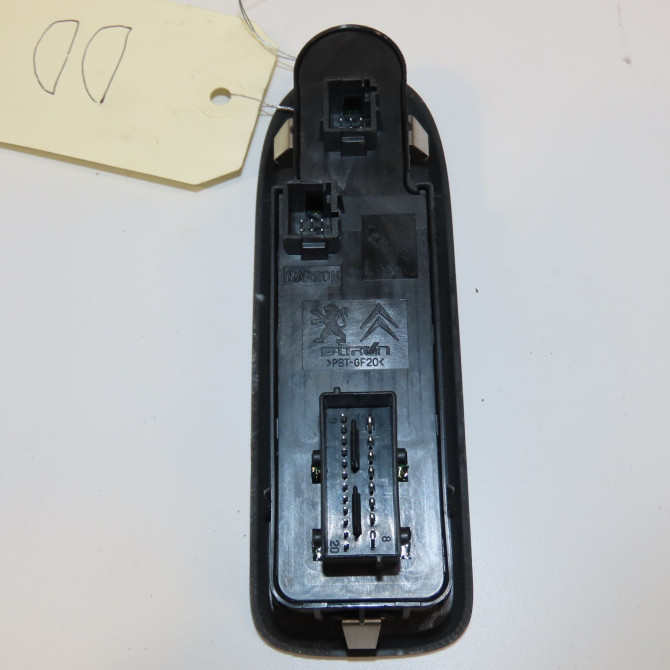 Commande lève-glace porte avant gauche occasion CITROEN C5 II Phase 1 04-1995->04-1999 2.0 HDI 140ch 6490Y3 2