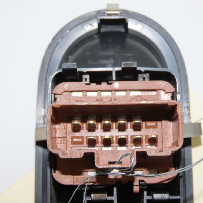 Commande lève-glace porte avant gauche occasion RENAULT CLIO III phase 2 ESTATE 03-2009->12-2014 1.5 DCI 85ch 8200214945 3