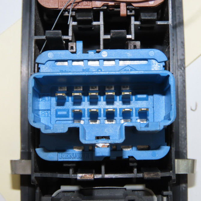 Commande lève-glace porte avant gauche occasion RENAULT CLIO III phase 2 ESTATE 03-2009->12-2014 1.5 DCI 85ch 8200214945 4