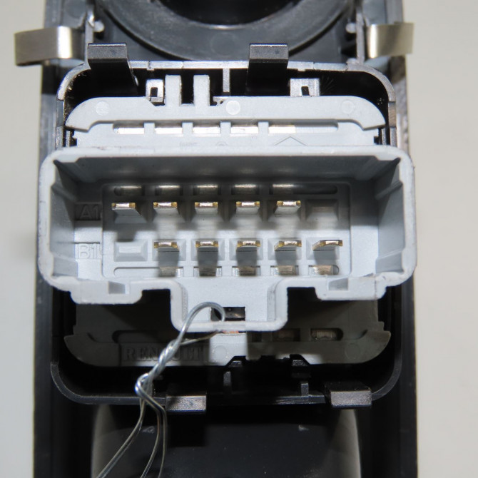 Commande lève-glace porte avant gauche occasion RENAULT TWINGO II Phase 2 12-2011->12-2014 1.2i 16v 75ch 8200214939 3