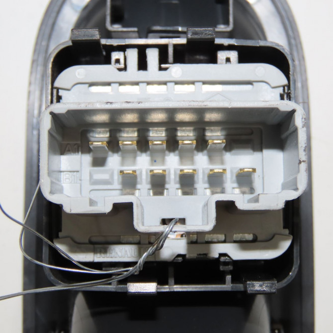 Commande lève-glace porte avant gauche occasion RENAULT TWINGO II Phase 1 06-2007->11-2011 1.2i 16v 75ch 8200214939 3