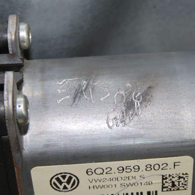 Mecanisme+moteur leve-glace avg occasion VOLKSWAGEN POLO IV Phase 2 05-2005->09-2009 1.4 TDI 70ch 6Q3837461J 6