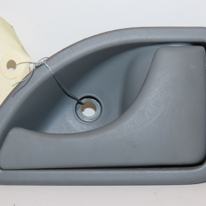 Poignee int porte avg occasion RENAULT TWINGO I Phase 3 08-2000->06-2007 1.2i 8200381772 1