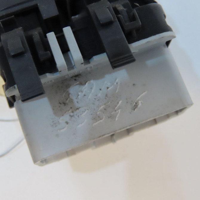 Commande lève-glace porte avant gauche occasion RENAULT TWINGO II Phase 1 06-2007->11-2011 1.2i 16v 75ch 8200214939 4