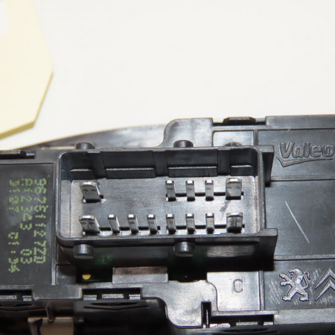 Commande lève-glace porte avant gauche occasion PEUGEOT 208 208 Phase 1 2012-03-01->2015-09-30 1.6 E-HDI 92ch 96751127ZD 3