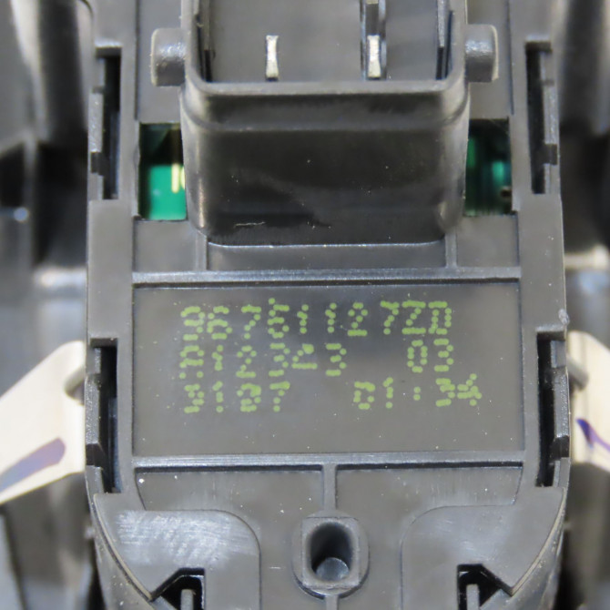 Commande lève-glace porte avant gauche occasion PEUGEOT 208 208 Phase 1 2012-03-01->2015-09-30 1.6 E-HDI 92ch 96751127ZD 4