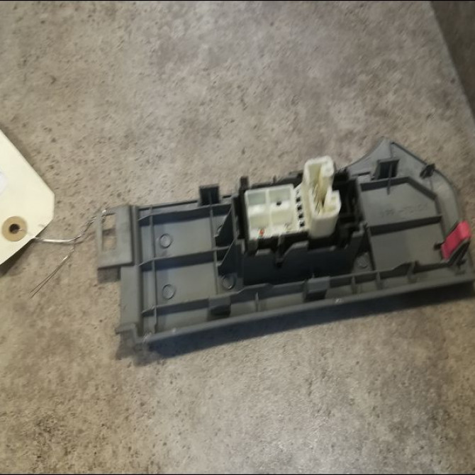 Commande lève-glace porte avant droite occasion TOYOTA YARIS II Phase 1 12-2005->11-2009 1.0 VVTI 848100D030 2