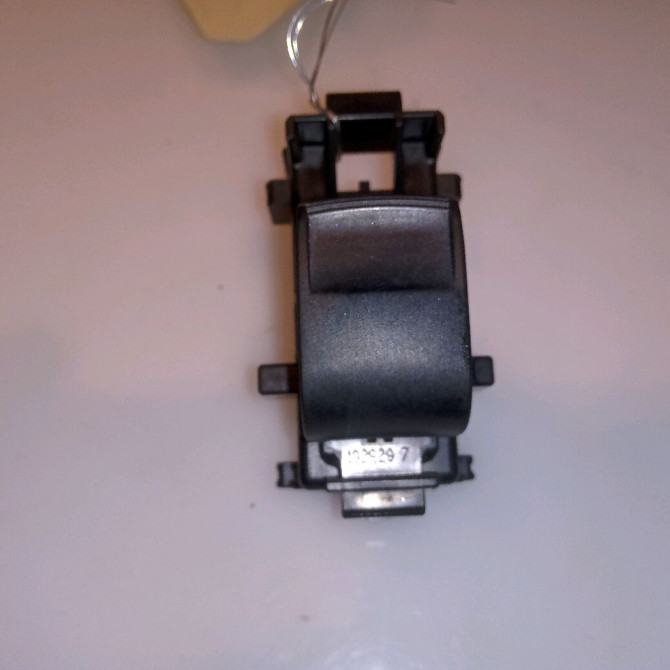 Commande lève-glace porte avant droite occasion TOYOTA YARIS II Phase 2 01-2009->05-2011 1.4 D-4D 90ch 848100D030 1