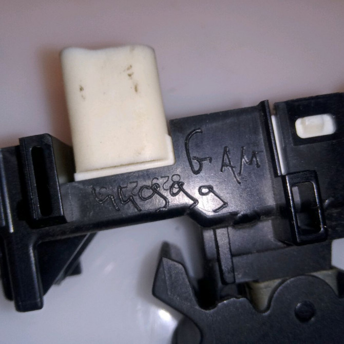 Commande lève-glace porte avant droite occasion TOYOTA YARIS II Phase 2 01-2009->05-2011 1.4 D-4D 90ch 848100D030 3