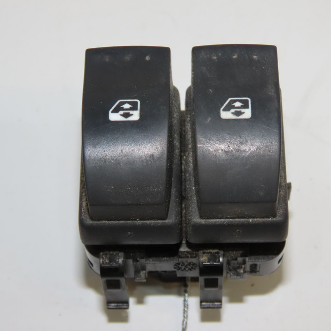 Commande lève-glace porte avant gauche occasion RENAULT KANGOO II Phase 1 01-2008->03-2013 1.5 DCI 75ch 8200476806 1
