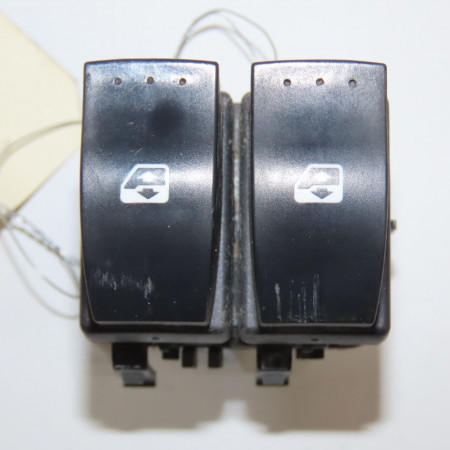 Commande lève-glace porte avant gauche occasion RENAULT CLIO II Phase 2 06-2001->07-2006 1.5 DCI 80ch 8200060045