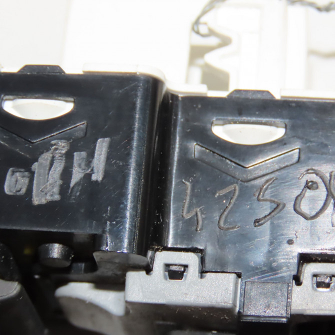 Commande lève-glace porte avant gauche occasion CITROEN 146 Phase 1 04-1995->04-1999 2.0 BLUEHDI 180ch 98329368ZD 5