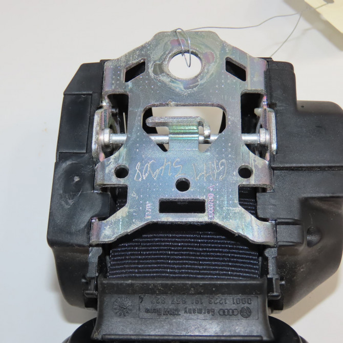 Ceinture arrière gauche occasion VOLKSWAGEN POLO IV Phase 2 05-2005->09-2009 1.4 TDI 70ch 6Q0857805ARAA 2