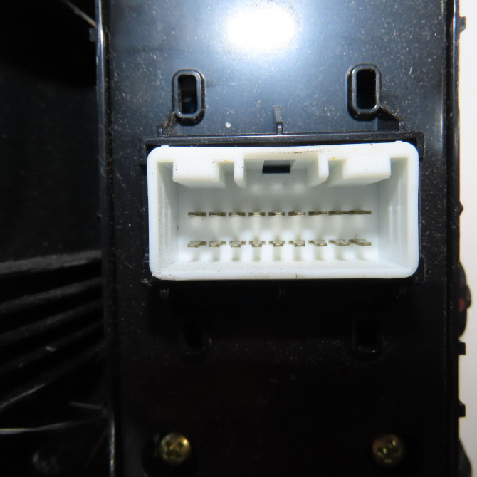 Commande lève-glace porte avant gauche occasion KIA SPORTAGE IV Phase 1 04-1995->04-1999 1.7 CRDI 140ch 93571F1000 3