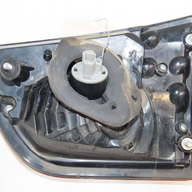 Feu arrière interieur gauche occasion PEUGEOT 4007 Phase 1 07-2007->03-2013 2.2 HDI 16v 6350EJ 2