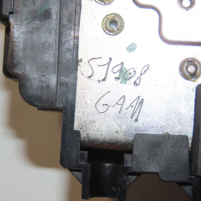 Serrure porte avd occasion  805020003R 6