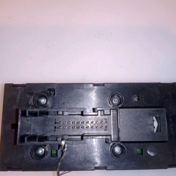 Commande lève-glace porte avant gauche occasion OPEL ASTRA III ASTRA III Phase 1 2004-04-01->2006-12-31 1.9 CDTI 120ch 13228877 3