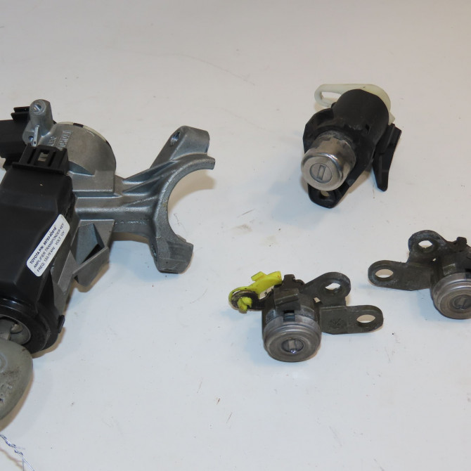 Kit serrures + antivol occasion TOYOTA YARIS I Phase 2 03-2003->12-2005 1.3i 87ch 897080D010 1