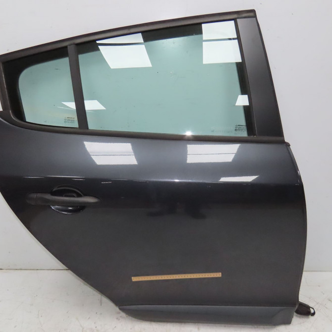 Porte arrière droite occasion  821006014R 1