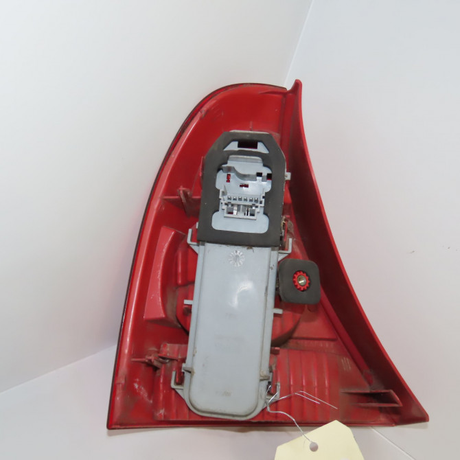 Feu arrière droit occasion RENAULT CLIO II Phase 2 06-2001->07-2006 1.5 DCI 65ch 8200917487 2